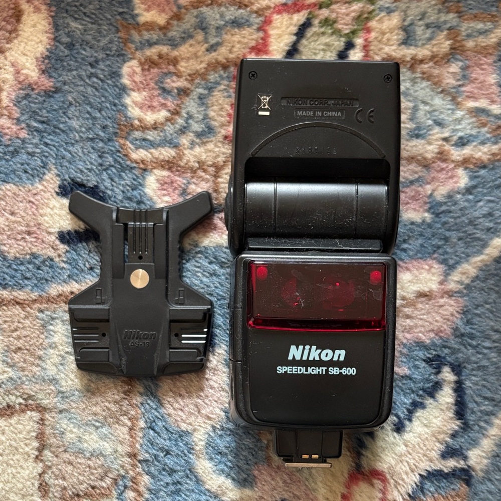 Nikon SB-600 Speedlight Flash + AS-19 Hot Shoe Stand Adapter